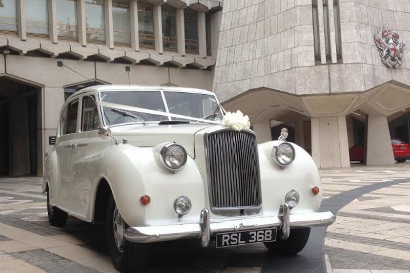 SHOULD YOU HIRE A WEDDING CAR? (WEDDING CAR HIRE IN CANARY WARF)
