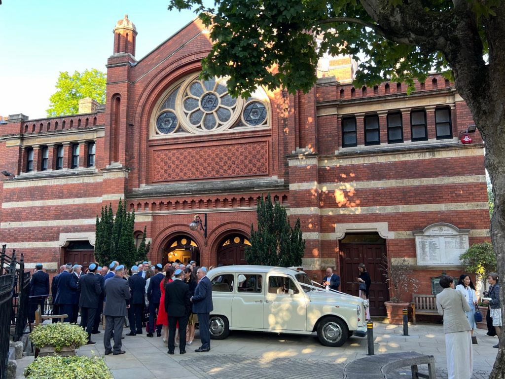 wedding minibus hire Golders Green Jewish wedding guests